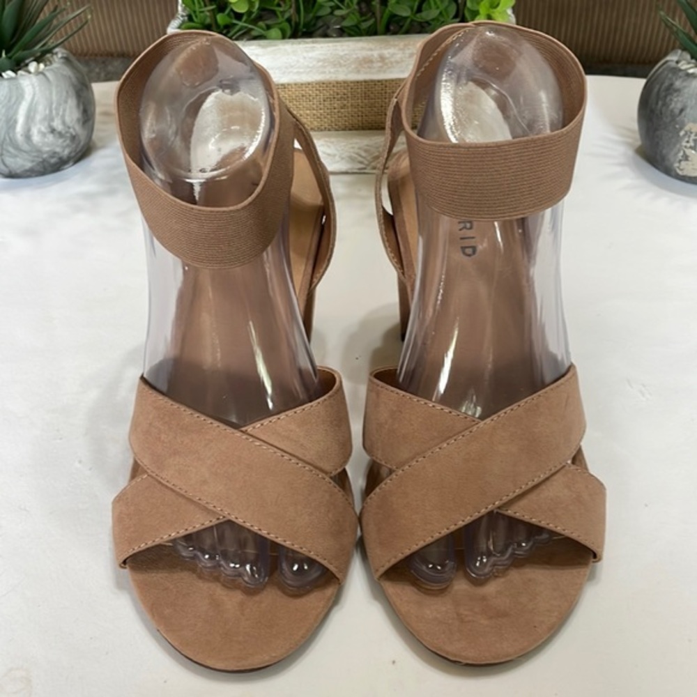 Torrid women’s chunk heel sandals. Tan. Size 7W